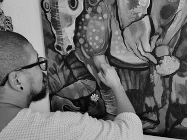 Persona pintando un mural colorido.