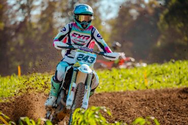 Motocross en pleine action sur terre.