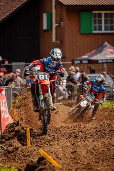 Duas motos de motocross em corrida na lama.