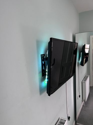 Tv wall mounted with a swivel bracket
