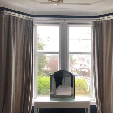  top-notch Handyman Services in Glasgow, specializing in Bay window curtain pole installations.