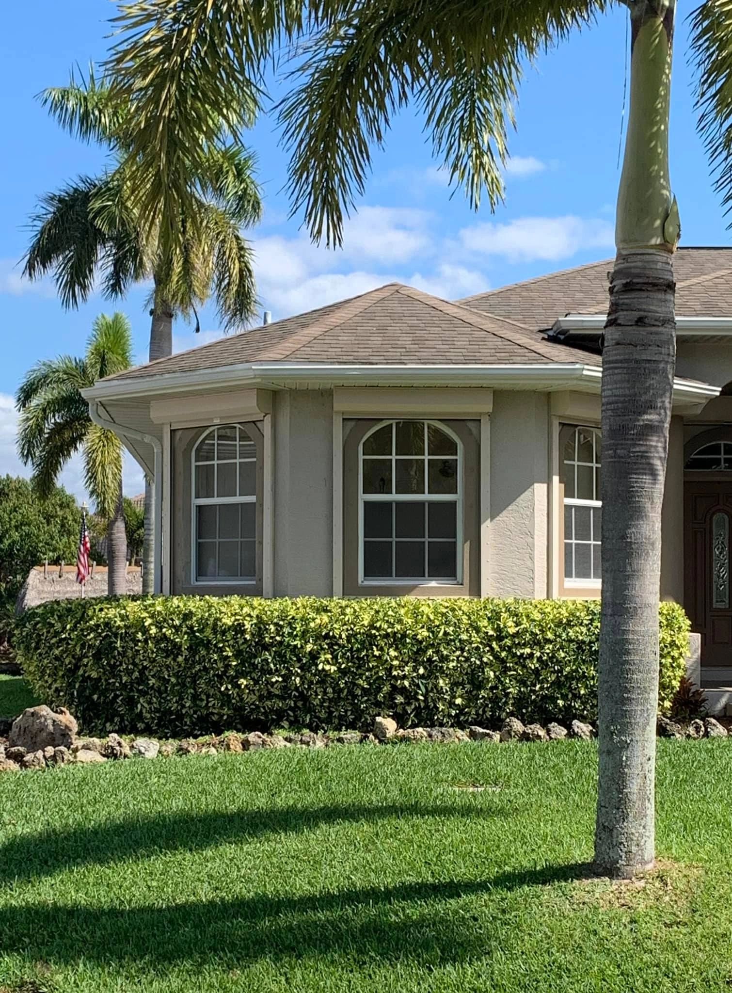 Hedge and tree trimming service Englewood Florida