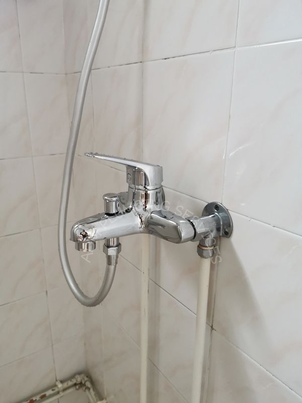 Bath mixer tap 