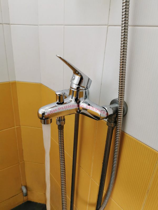 Bath mixer tap 