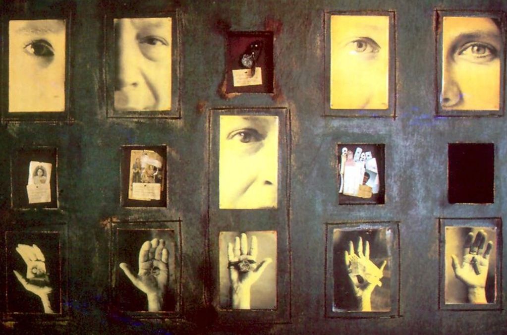 "Uno es lo que ama" (1999)  
Ensamblaje.  80 x 244 cm. 
Colección  Carlos Valverde.