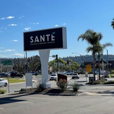 Black Sante sign white letters, help guests find the dynamic healings location del mar solana beach
