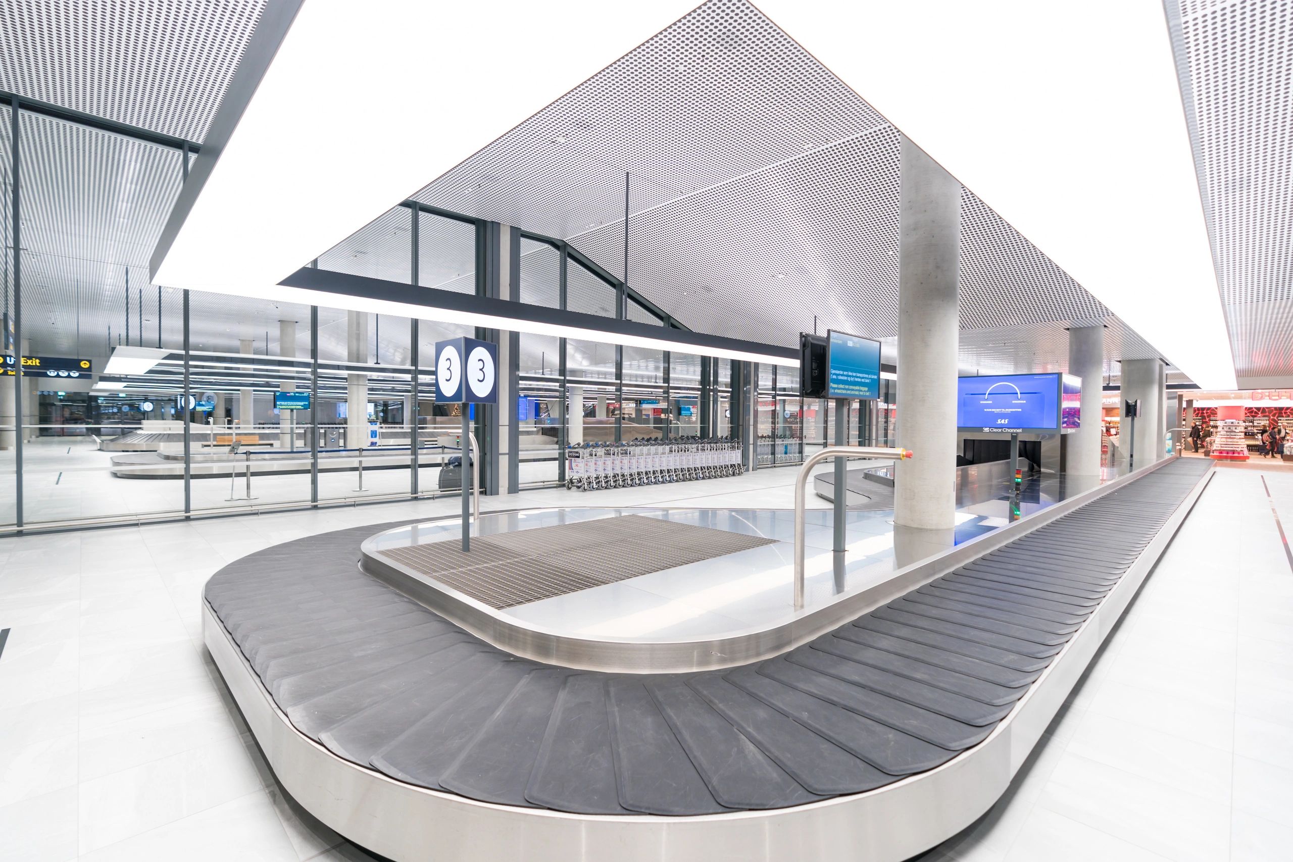 //img1.wsimg.com/isteam/ip/943e7067-068f-4c2d-bc52-561a84d1703b/Lovepik_com-500793187-airport-baggage-conveyor.jpg/:/cr=t:0%25,l:0%25,w:100%25,h:100%25/rs=w:1300,h:800
