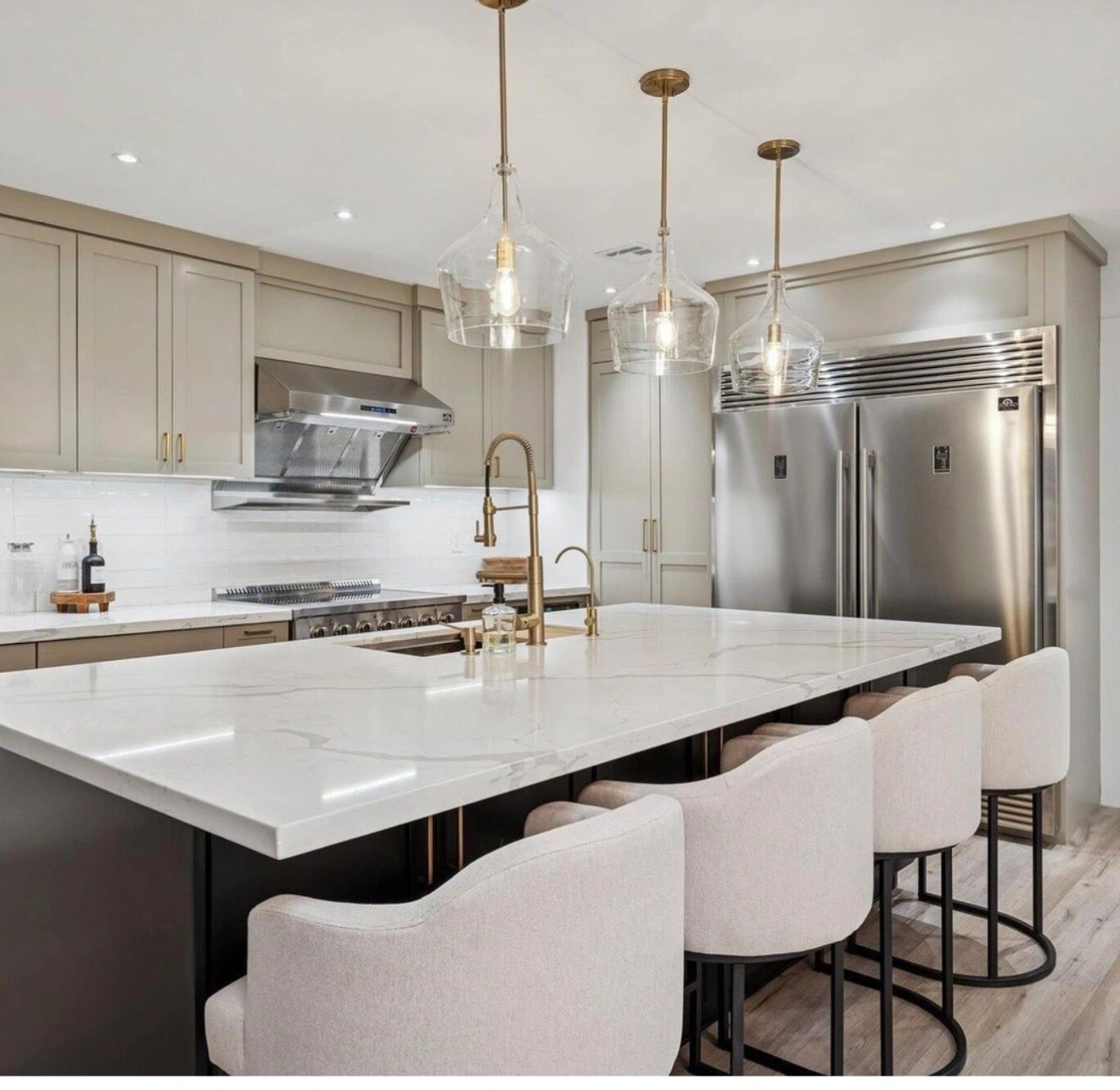 High-quality cabinets & countertops delivered in as little as 1 week.
