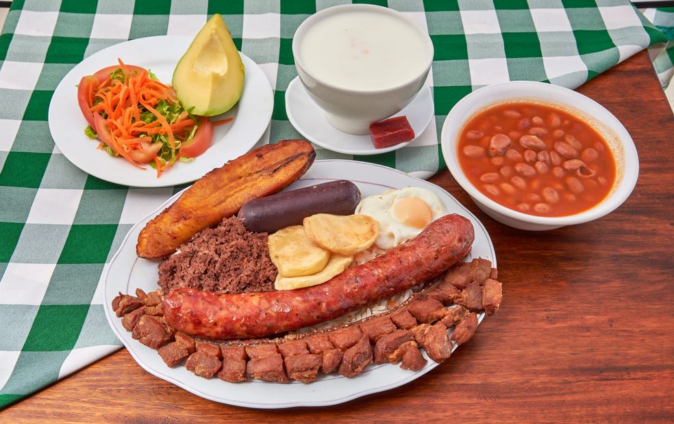 Somos un restaurante de comida típica Colombiana, hecha en  casa con mas de 20 años de experiencia, 