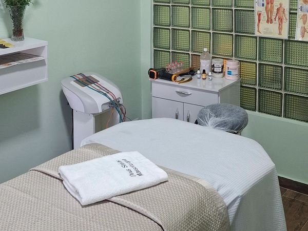 Quarto de spa com maca e equipamentos.