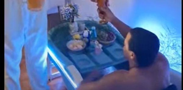 Pessoa dentro de uma banheira recebendo um brinde.