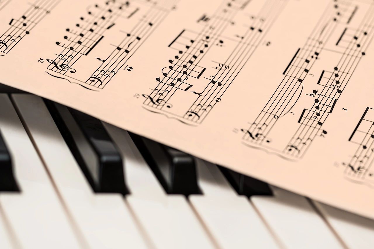 A picture of musical notes and keyboard