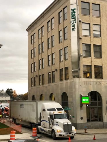 Dry Van truck delivering in New York City