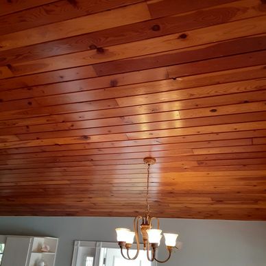 Techo de madera con lámpara colgante.