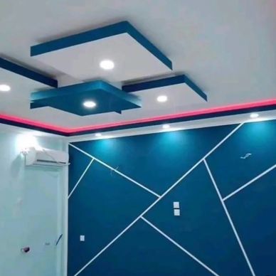 Diseño moderno de techo y pared con líneas geométricas.