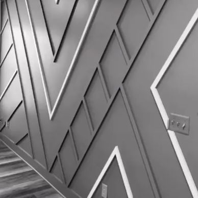 Pared con diseño geométrico en blanco y negro.