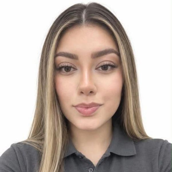 Retrato de mujer joven con cabello largo y maquillaje sutil.