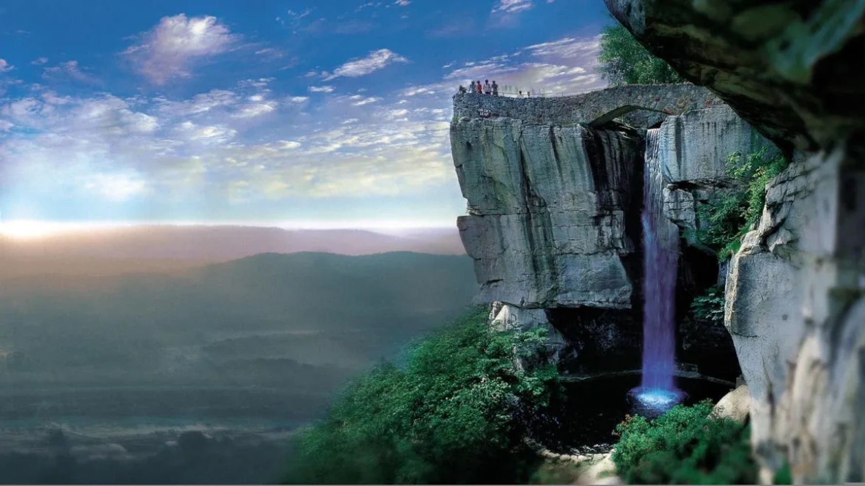 Image of Rock City's Lover's Leap overlook with people 