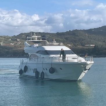 Boot bei der Einfahrt in die Werft, Skipper Training, 