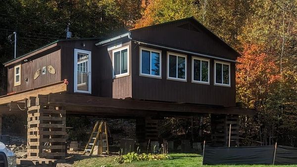 Swallow and Sons lifting a cabin in NH to prepare for a new concrete foundation. Expert.