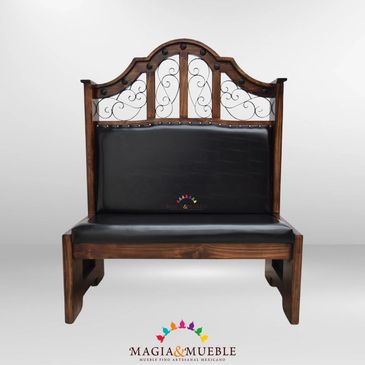 Banco de madera con respaldo de hierro forjado y asiento tapizado.