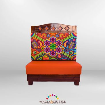 Silla con respaldo colorido y asiento naranja.