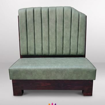 Banco tapizado verde con respaldo acolchonado y base de madera.