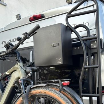 Bike box van Boxd Vangear. Hierin kan je kleine spullen steken zoals helmen, sloten enz. Past in com