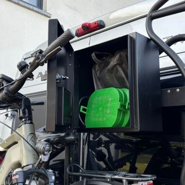 Bike box van Boxd Vangear. Hierin kan je kleine spullen steken zoals helmen, sloten enz. Past in com