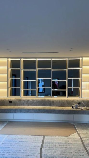 Reflective Grandeur: Tundra Marble meets Luminous Mirror-Back Joinery