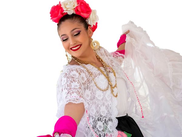 Tucson, AZ folklorico dance instructor AnnaLyssa Loya of Arizona Folk Dance Studio teaching kids