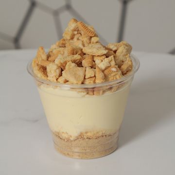 Cheesecake cup with crumble and Golden Oreo topping