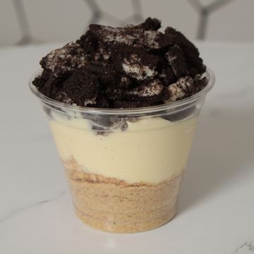 Cheesecake cup with crumble and Oreo topping