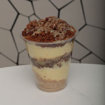 Cheesecake cup with banana pudding & caramel crunch