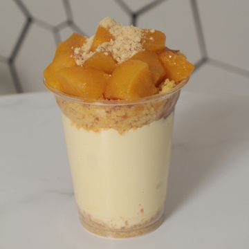 Cheesecake cup with peaches and crumble