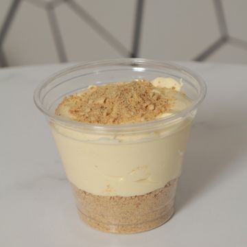 Classic cheesecake cup with crumble