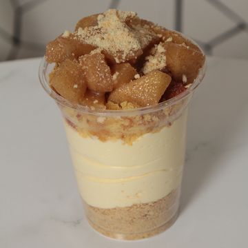 Cheesecake cup with apples & cinnamon