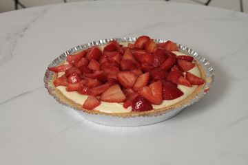 Cheesecake pie topped with strawberries
