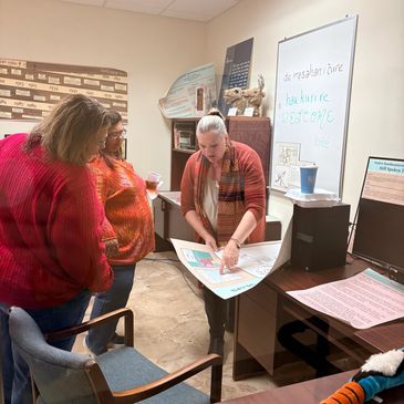 Claudia Heinemann-Priest shows guests a poster in the language lab.