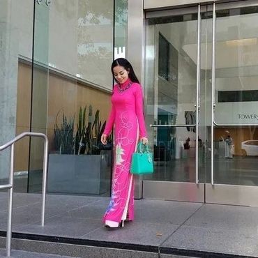 Woman in pink gown with teal bag