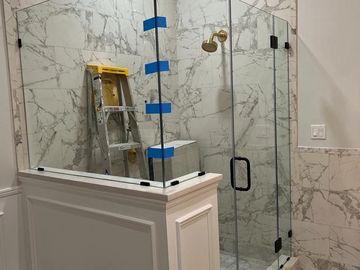 Frameless corner shower door 