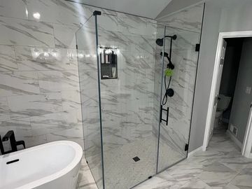 Corner shower door 