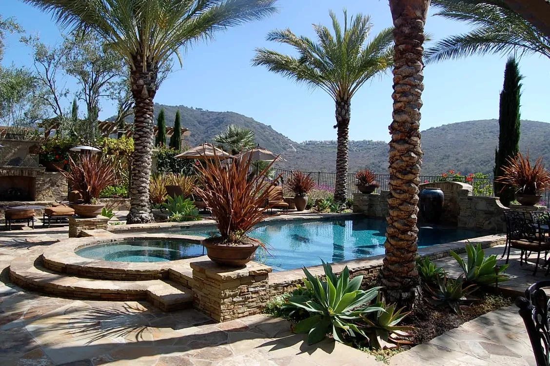 CUSTOM DELUXE LANDSCAPE INC logo