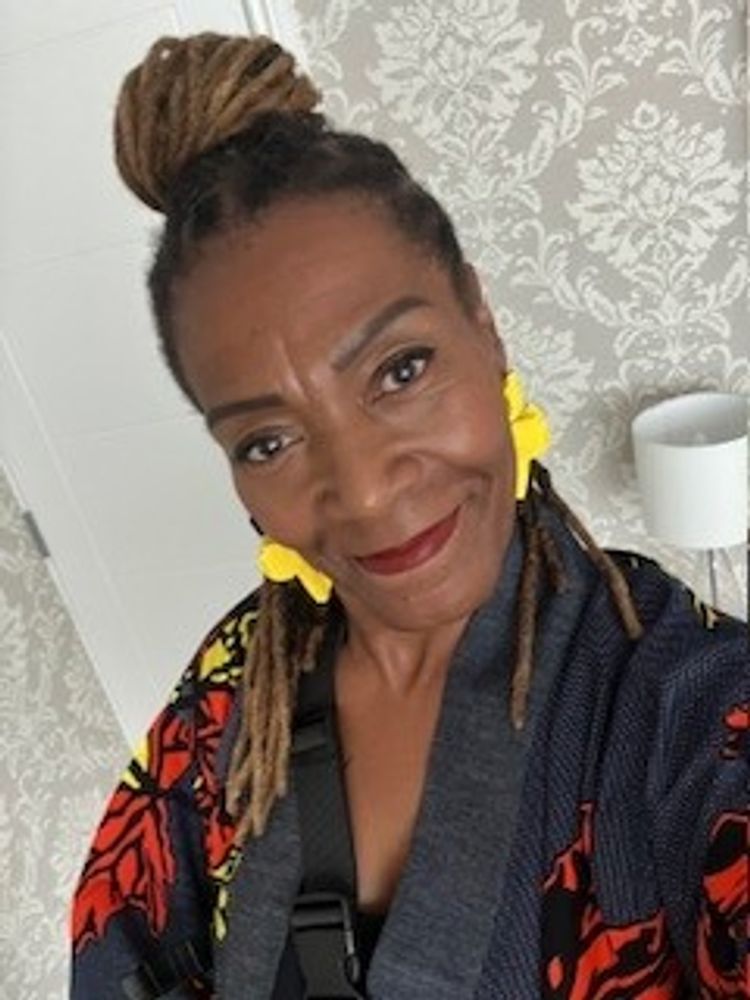 A women smile her face and looking a head