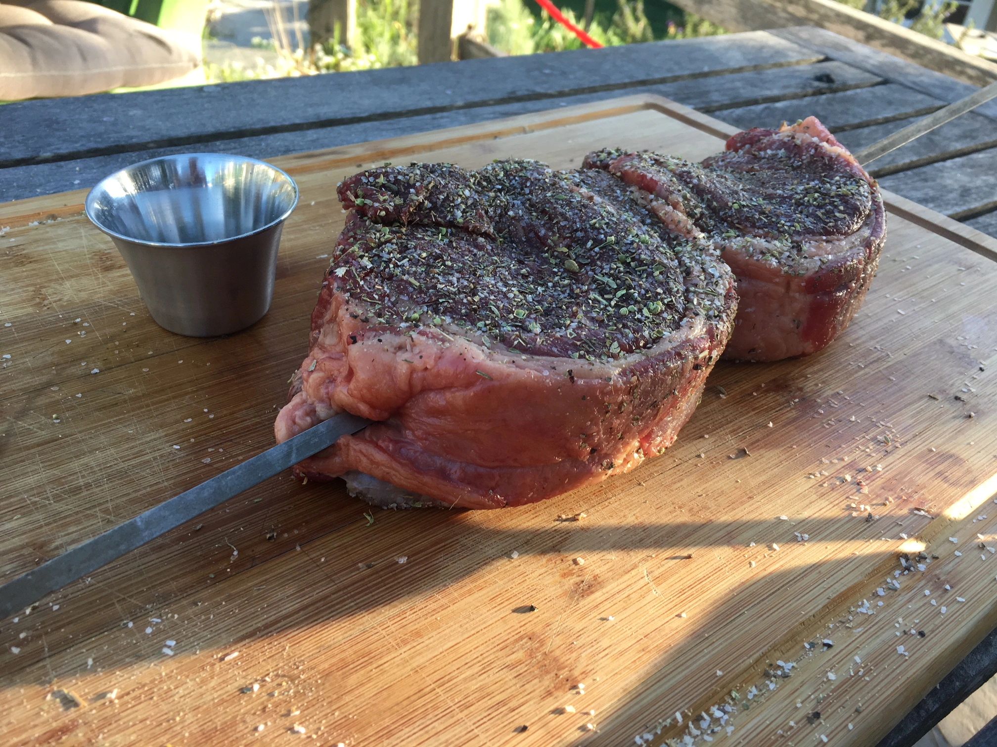 Churrasco meat on a cutting board next to a knife