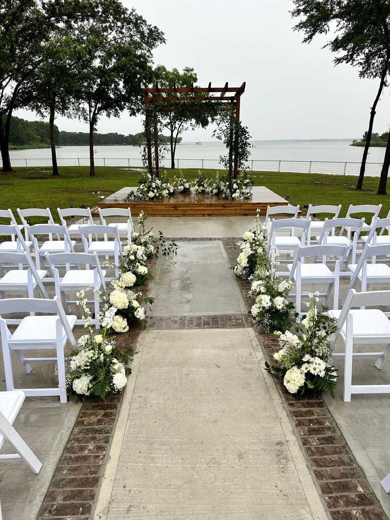best wedding venues in Corsicana Texas lakefront ceremony at Lakefront Acres
