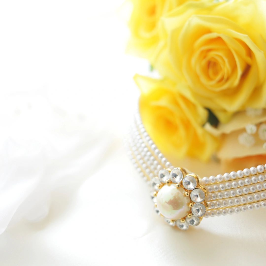 Heirloom jewelry for bride bouquet at wedding venue in Corsicana Texas.