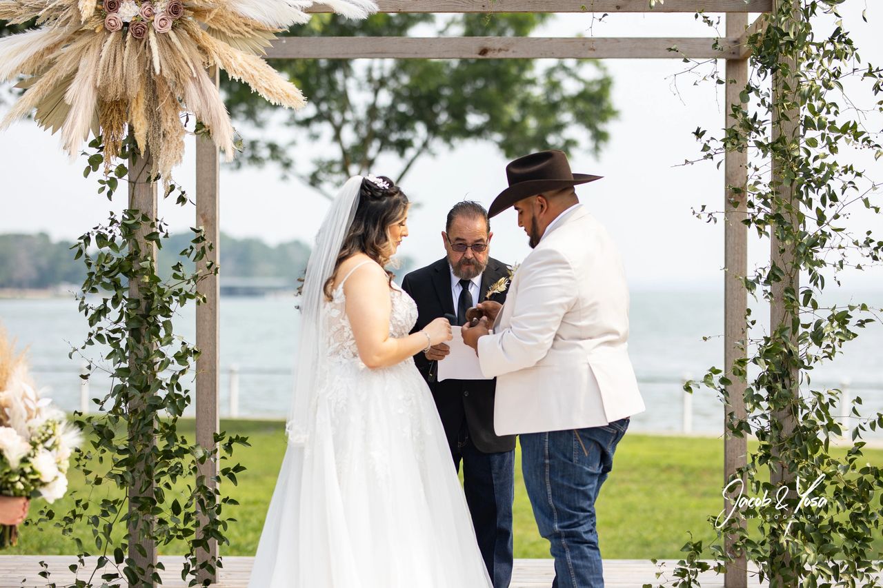 Romantic lakefront wedding ceremony in Dallas Texas. Wedding venue in Dallas on a lake.