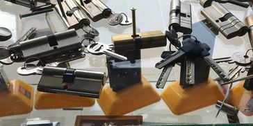 vitrinde duran kapı kilitleri