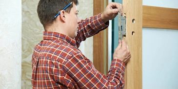 çilingir hizmeti veren bir usta